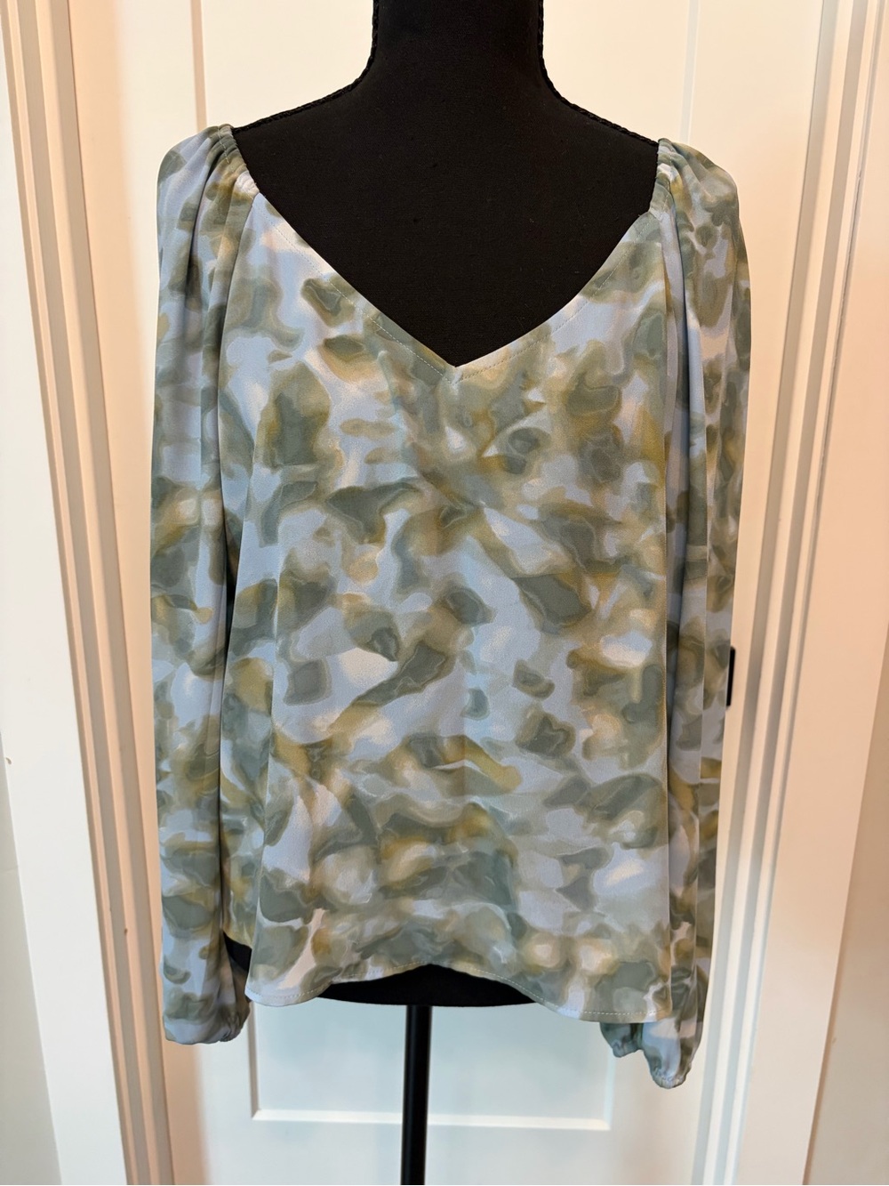Light Blue & Olive Watercolor Print V-Neck Women’s Blouse Sz L